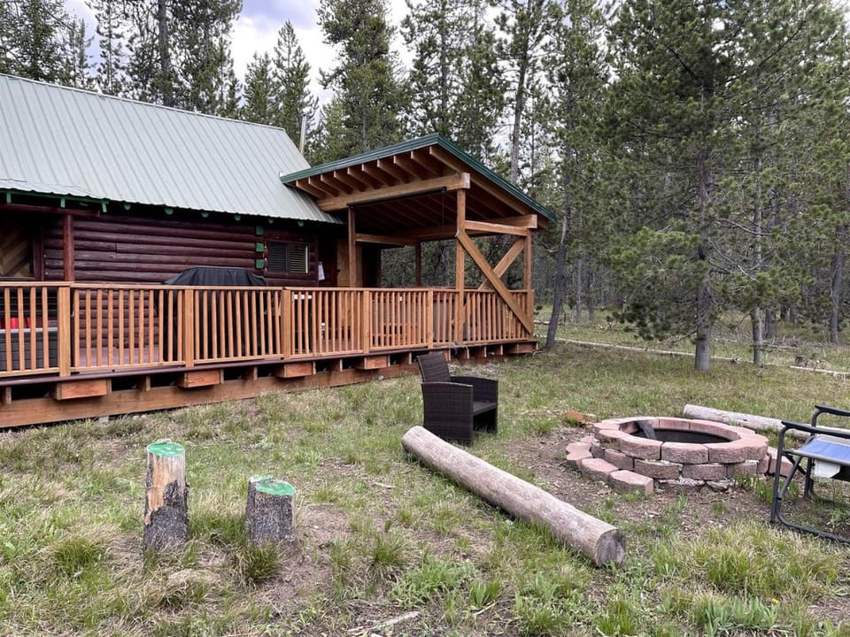 Peaceful Log Cabin Perfect for a Romantic Getaway near Yellowstone, Idaho Cabin in Island Park