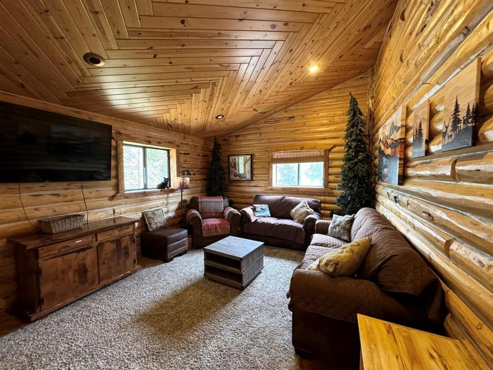 Incredible Cabin Perfect for Family Reunions near Yellowstone, Idaho Cabin in Island Park