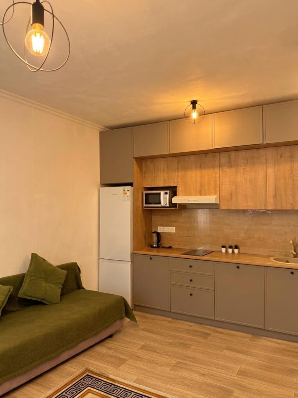 Kitchen or kitchenette, Seating area, stove