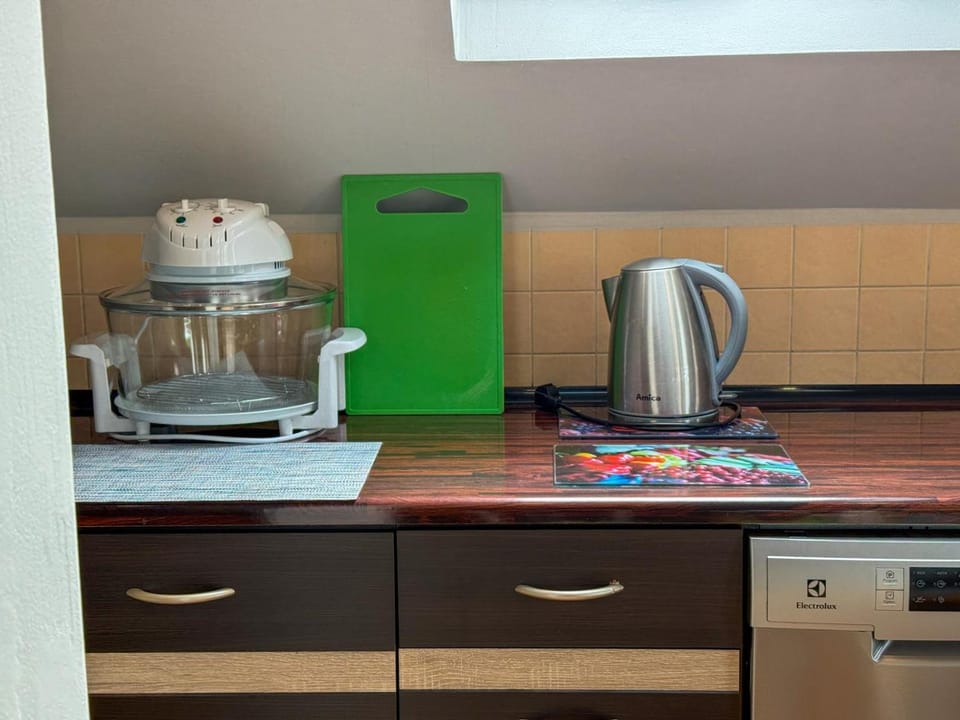 Coffee/tea facilities, Kitchen or kitchenette, stove