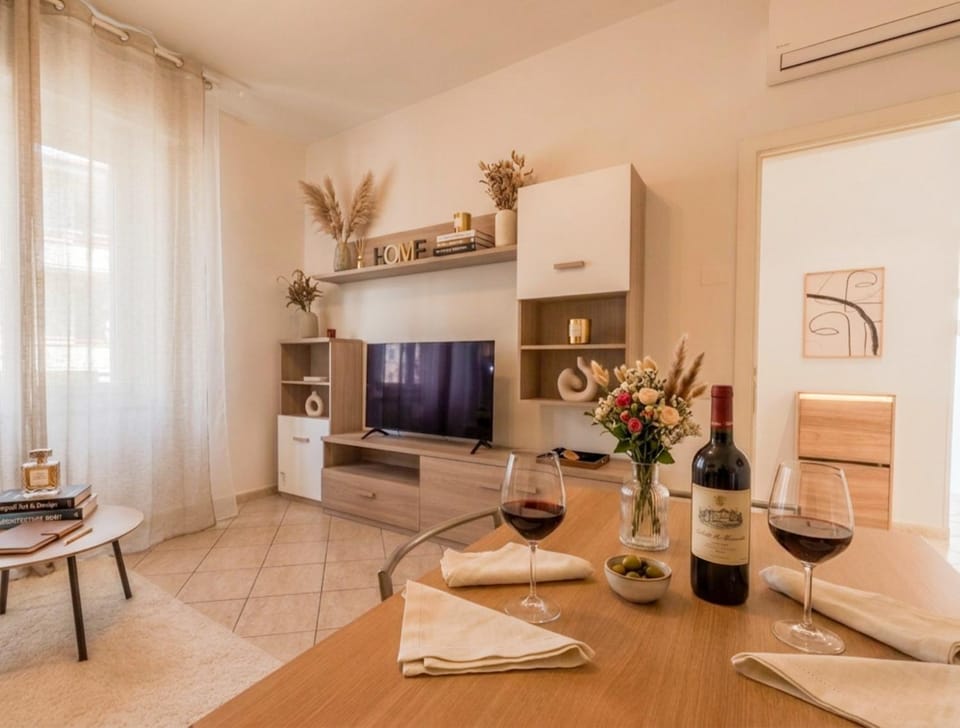 Communal lounge/ TV room, TV and multimedia, Dining area