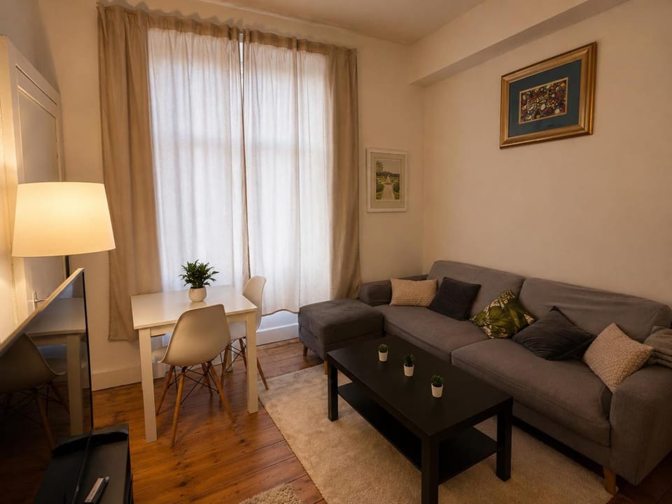 Comfortable 2 Bedroom Flat in Leith Apartment in Edinburgh