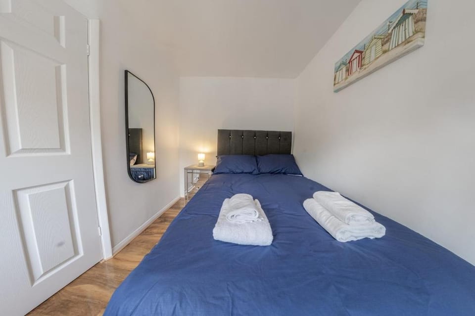 Cosy home near airport sleeps 6 to 8 with Parking House in Southend-on-Sea