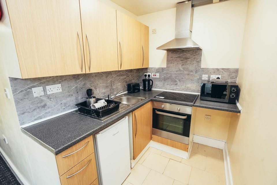 Coffee/tea facilities, oven, stove, toaster