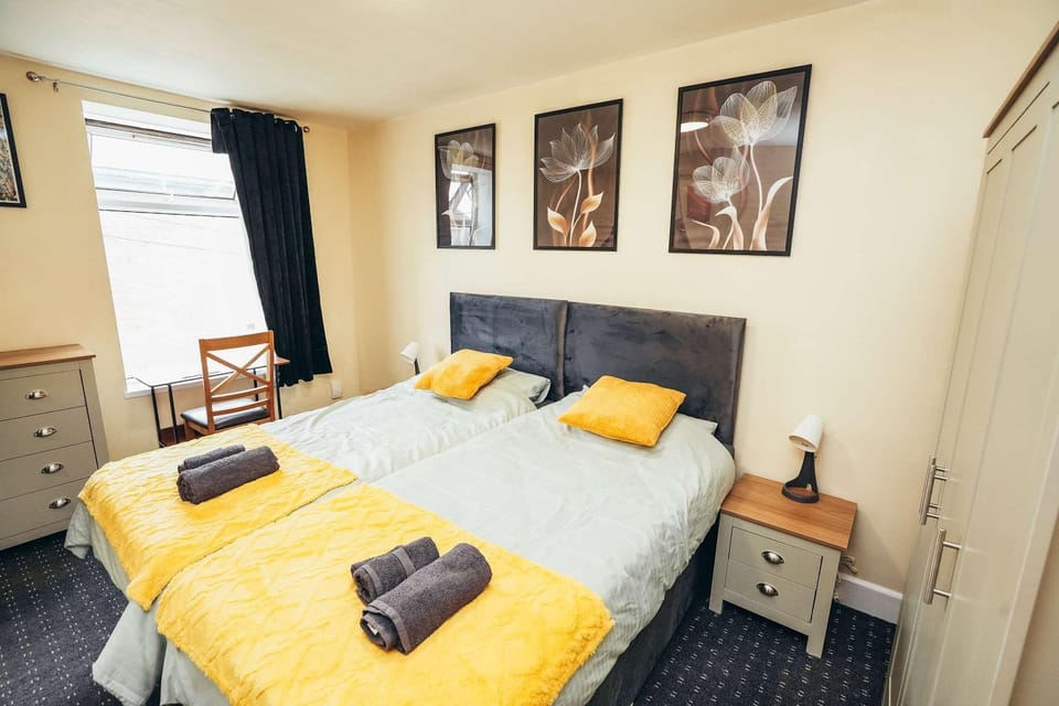 Bed, Living room, Photo of the whole room, Bedroom, towels