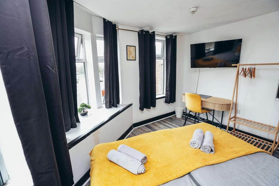 Bed, TV and multimedia, Bedroom
