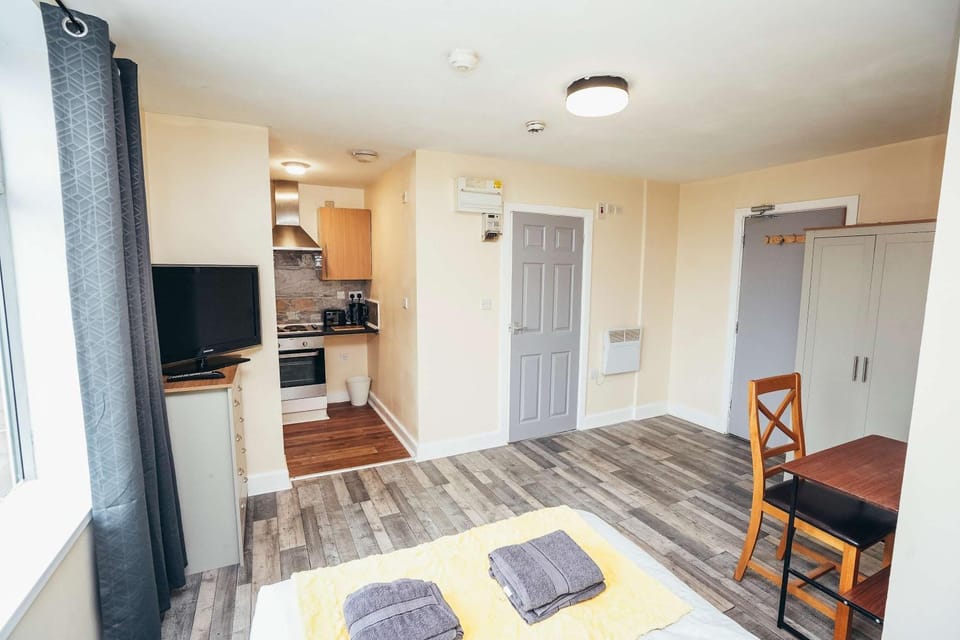 Living room, Seating area, Dining area, oven