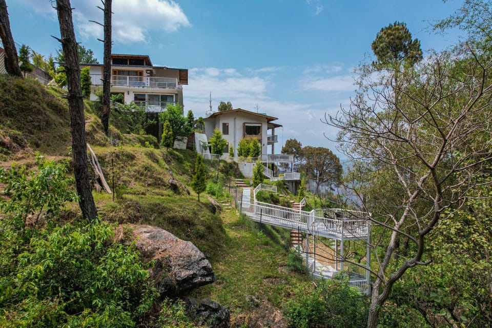 Property building, Day, Natural landscape, Garden, Mountain view
