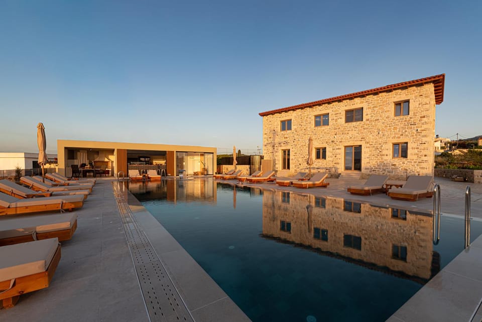 Property building, Swimming pool, sunbed