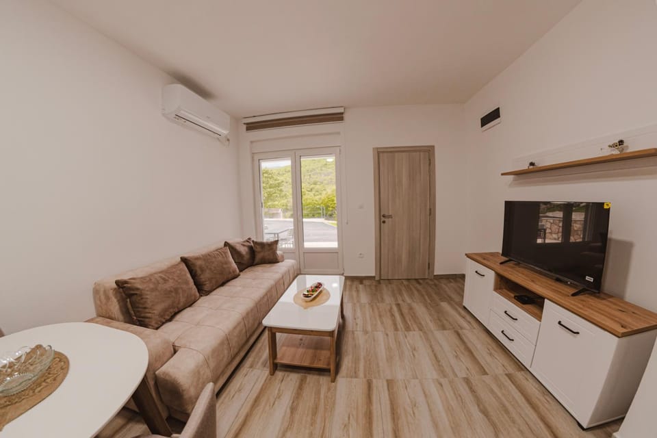 TV and multimedia, Kitchen or kitchenette, Living room, Photo of the whole room, Seating area, Dining area, oven, air conditioner