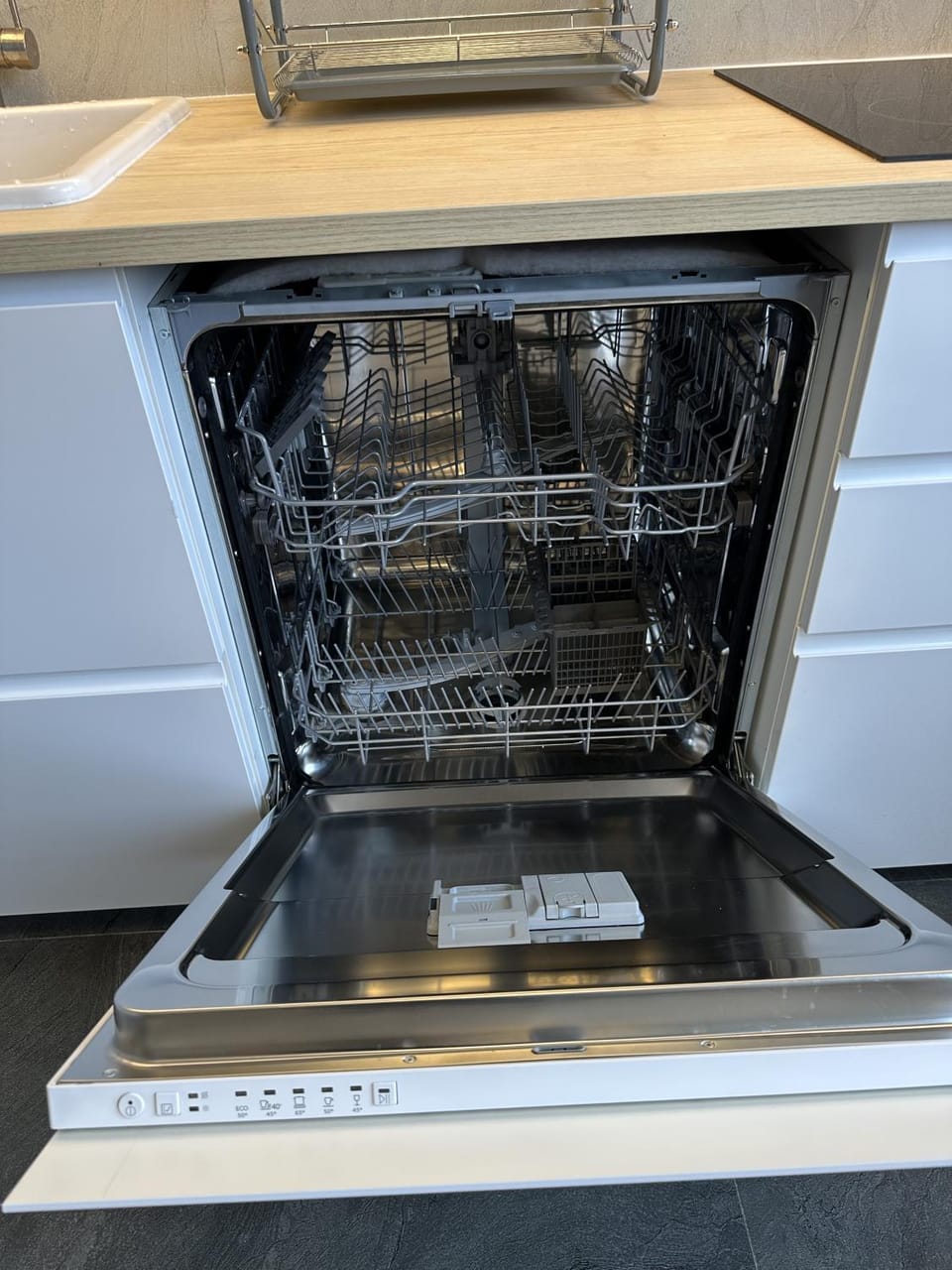 Kitchen or kitchenette, dishwasher