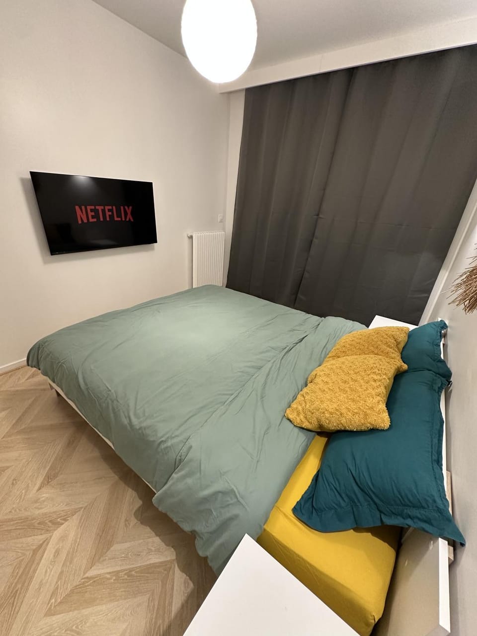 Bed, TV and multimedia, Bedroom