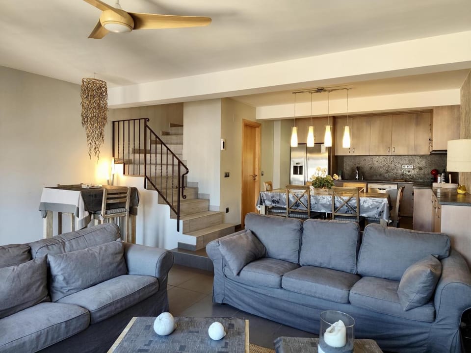 Seating area, Dining area