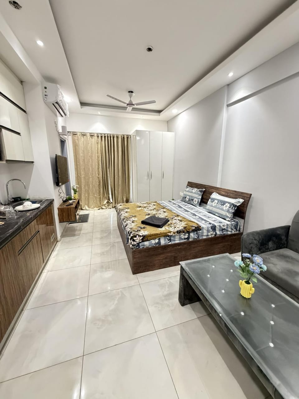meadow suites noida Apartment in Noida
