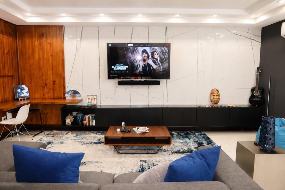 Communal lounge/ TV room, TV and multimedia, Living room, Seating area, Evening entertainment