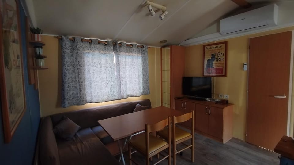 TV and multimedia, Living room, Seating area, air conditioner