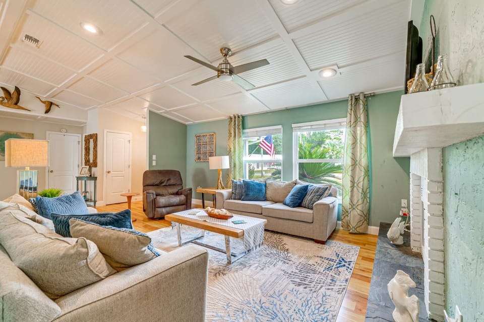 Coastal Group Getaway Near Three Sisters Springs House in Florida