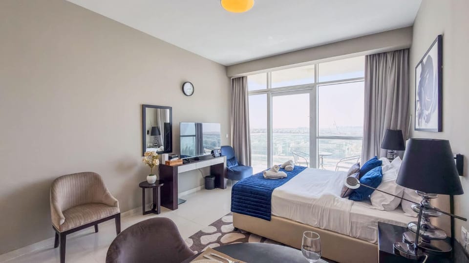 Bed, TV and multimedia, Living room, Seating area, Bedroom