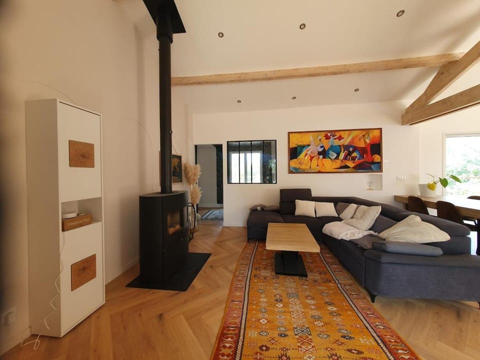 Living room, pet friendly, kitchen
