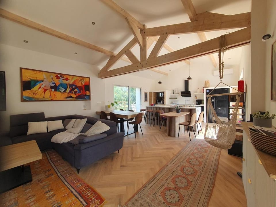 Living room, Dining area, pet friendly