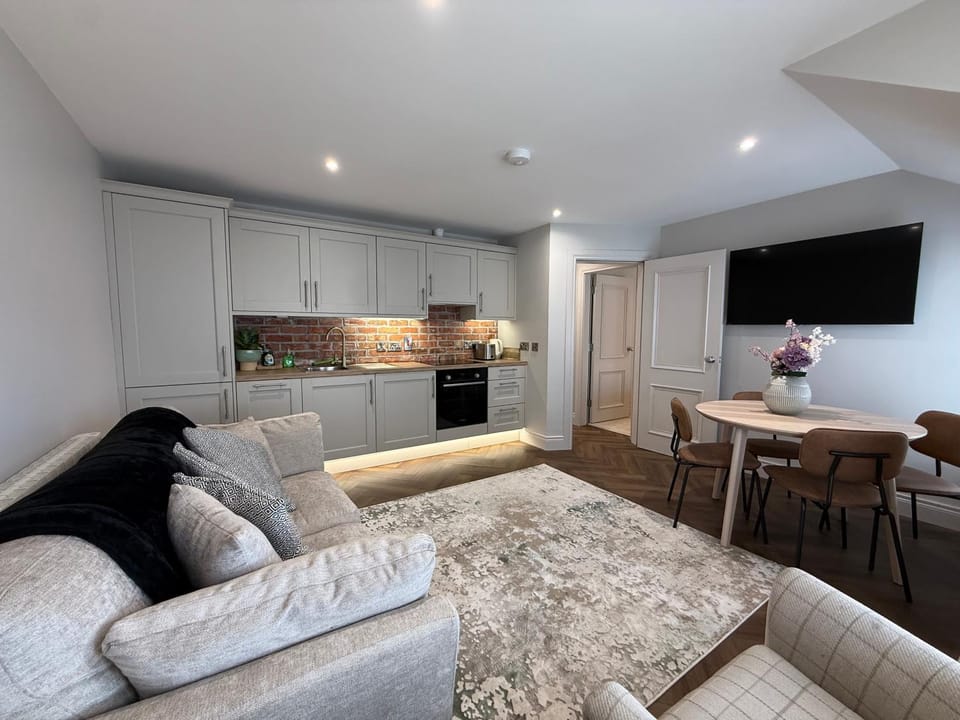 TV and multimedia, Kitchen or kitchenette, Living room, Seating area, Dining area, oven, stove