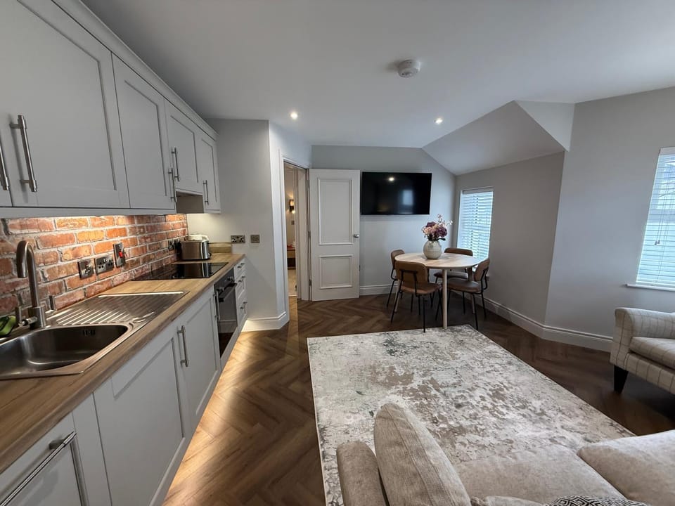 TV and multimedia, Kitchen or kitchenette, Living room, Photo of the whole room, Seating area, oven, stove