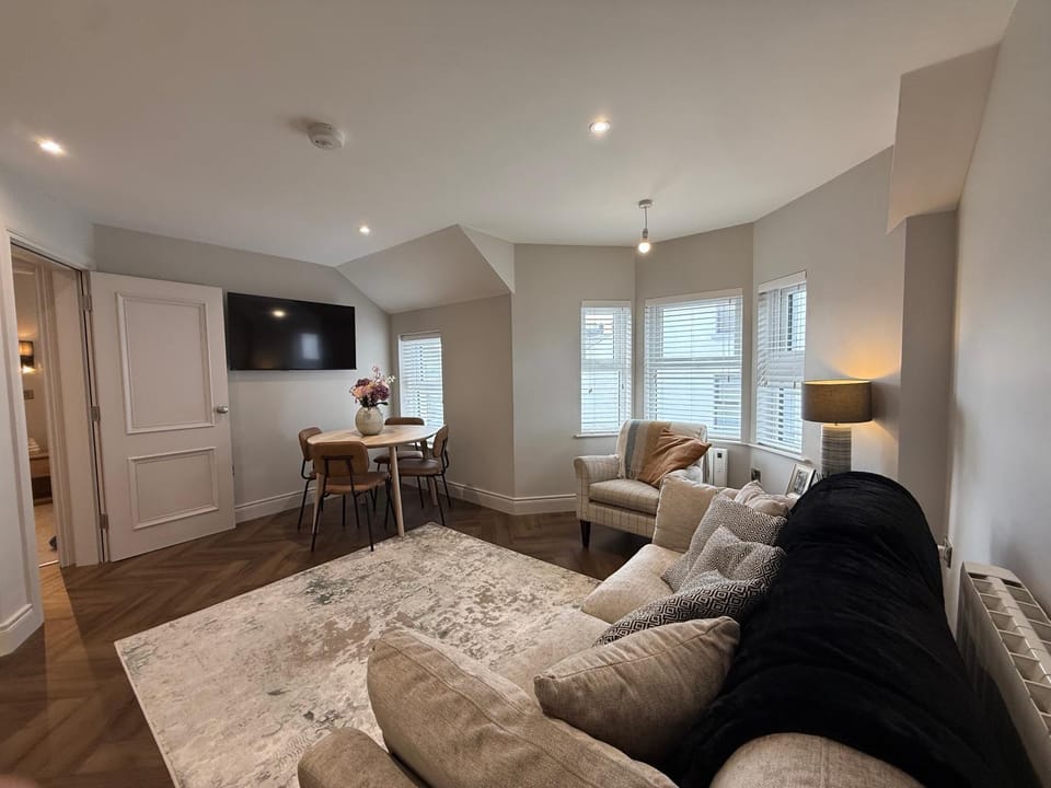 TV and multimedia, Kitchen or kitchenette, Living room, Seating area