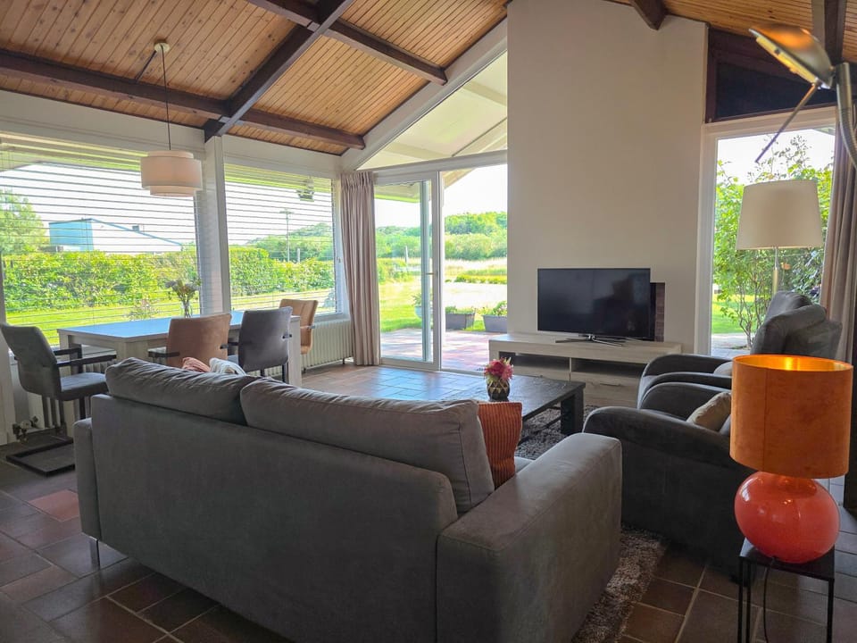 TV and multimedia, Seating area, Dining area