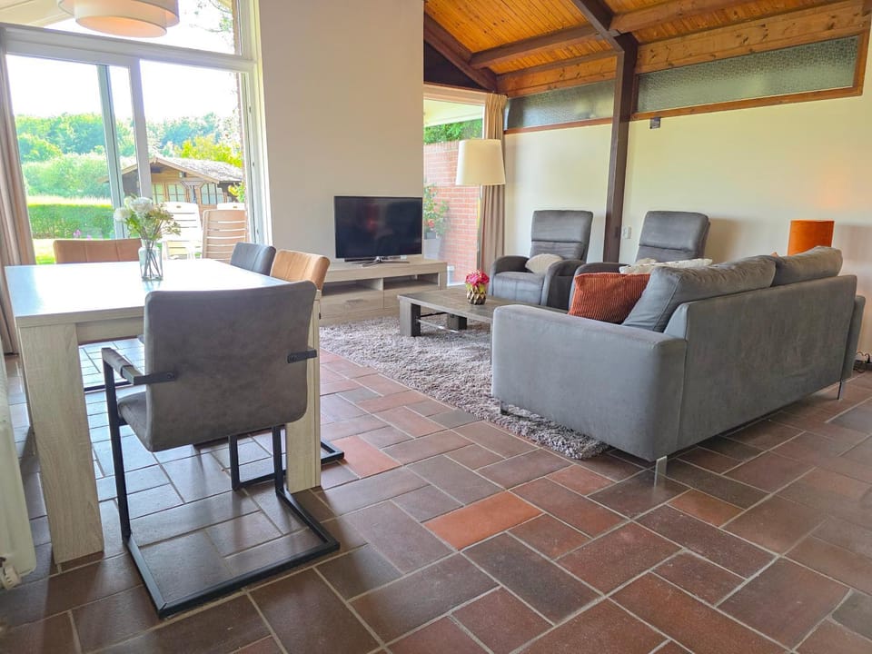TV and multimedia, Seating area, Dining area