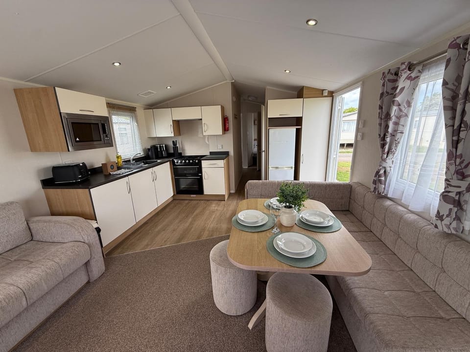 Sunnymede H17 - Hot tub - Fantasy Island - Pet friendly - Wi-Fi - Central Heating - Meadow Lakes Caravan Hire Apartment in Ingoldmells