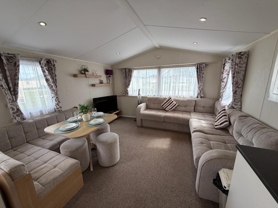 Sunnymede H17 - Hot tub - Fantasy Island - Pet friendly - Wi-Fi - Central Heating - Meadow Lakes Caravan Hire Apartment in Ingoldmells