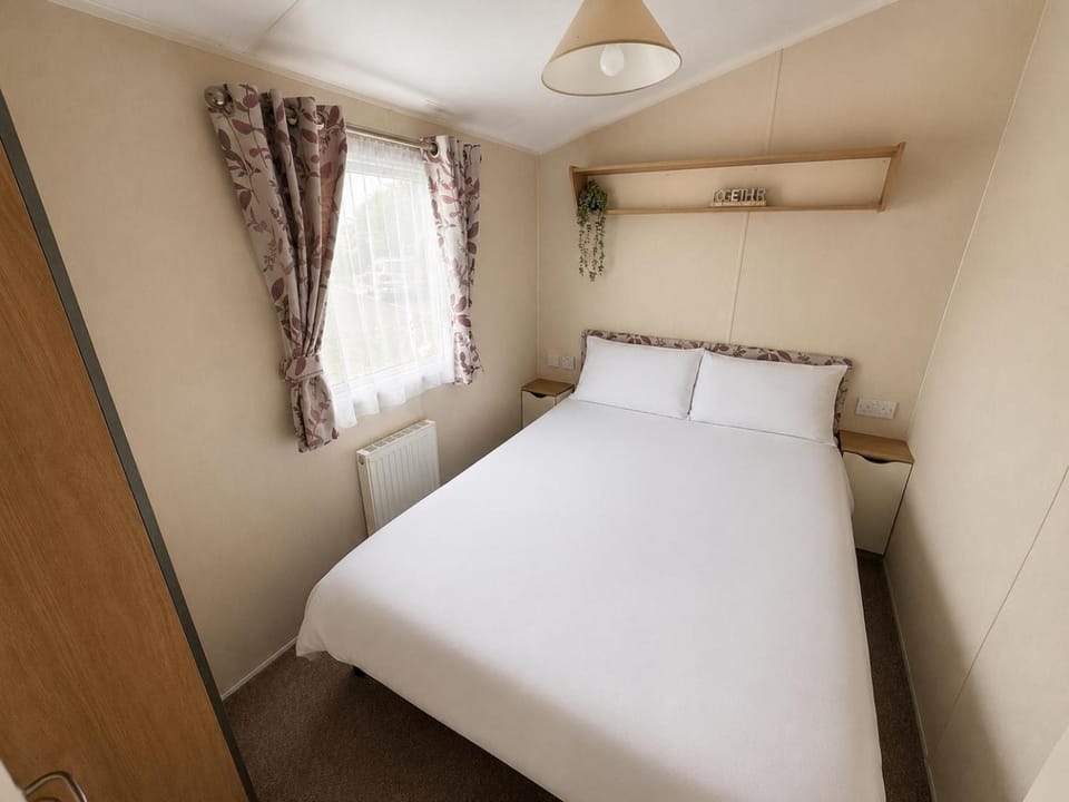Sunnymede H17 - Hot tub - Fantasy Island - Pet friendly - Wi-Fi - Central Heating - Meadow Lakes Caravan Hire Apartment in Ingoldmells