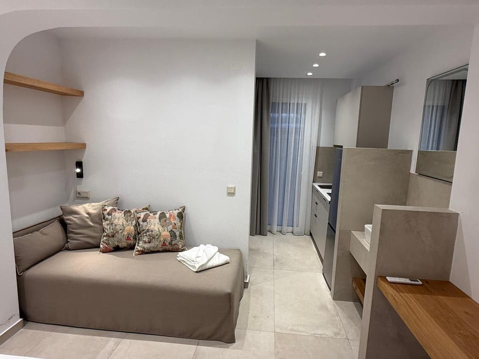 TV and multimedia, Kitchen or kitchenette, Living room, Seating area, Bedroom