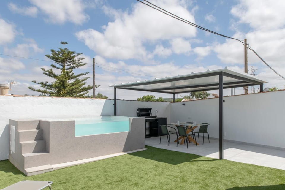 Property building, Balcony/Terrace, Living room