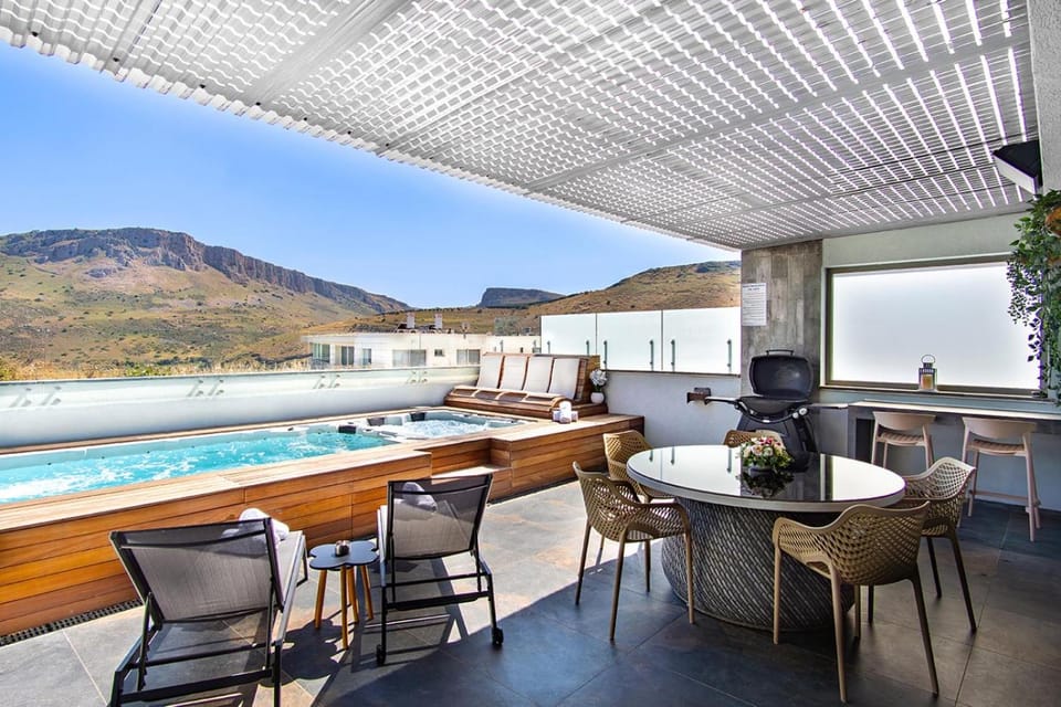 Natural landscape, Balcony/Terrace, Dining area, Swimming pool, sunbed