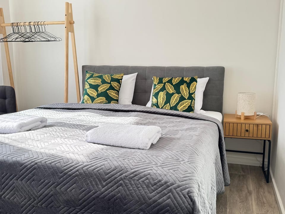 Bedroom, towels