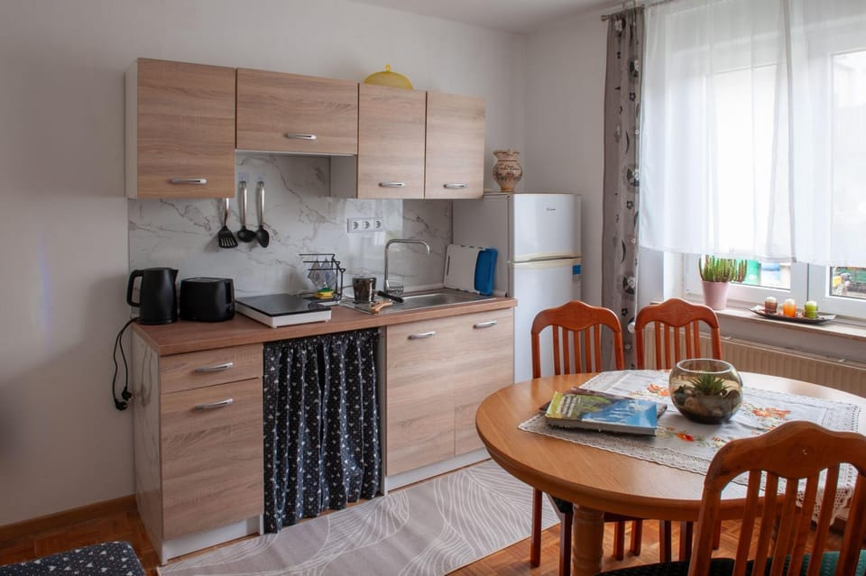 Coffee/tea facilities, Kitchen or kitchenette, Dining area