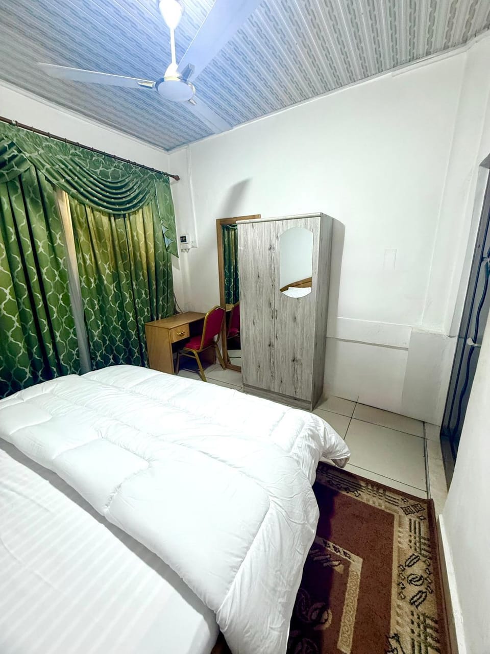 Bed, Photo of the whole room, Bedroom, wardrobe, Internal: Not applicable to any particular room