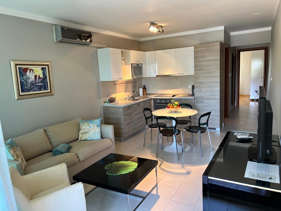 Kitchen or kitchenette, Living room, Dining area