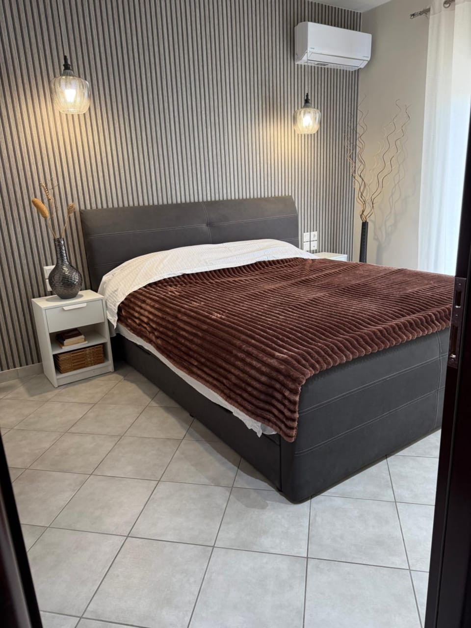 Bed, Photo of the whole room, Bedroom, air conditioner