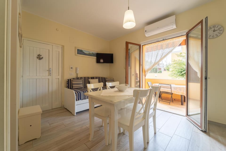 Communal lounge/ TV room, TV and multimedia, Living room, Seating area, Dining area, air conditioner