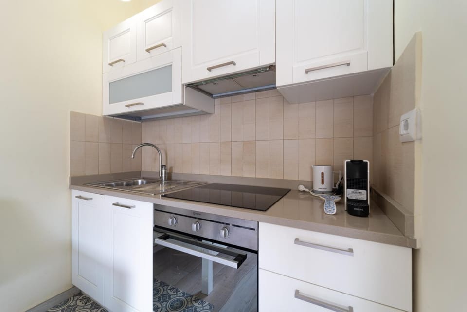 Coffee/tea facilities, oven, stove, kitchen