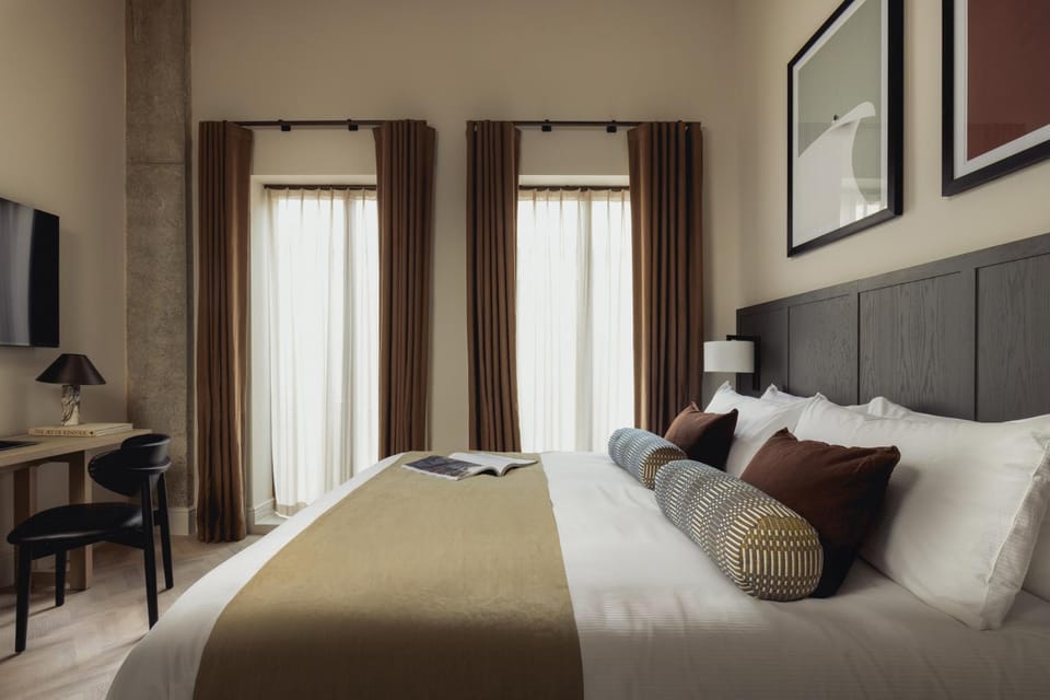 Bed, TV and multimedia, Bedroom
