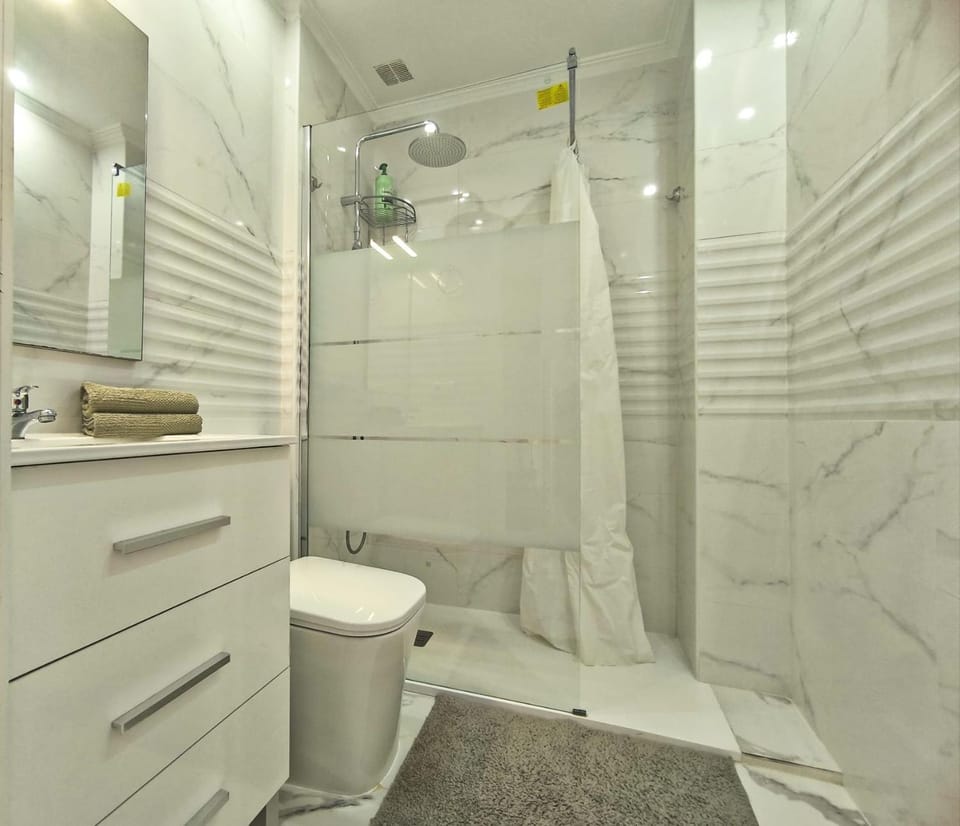 Shower, Toilet