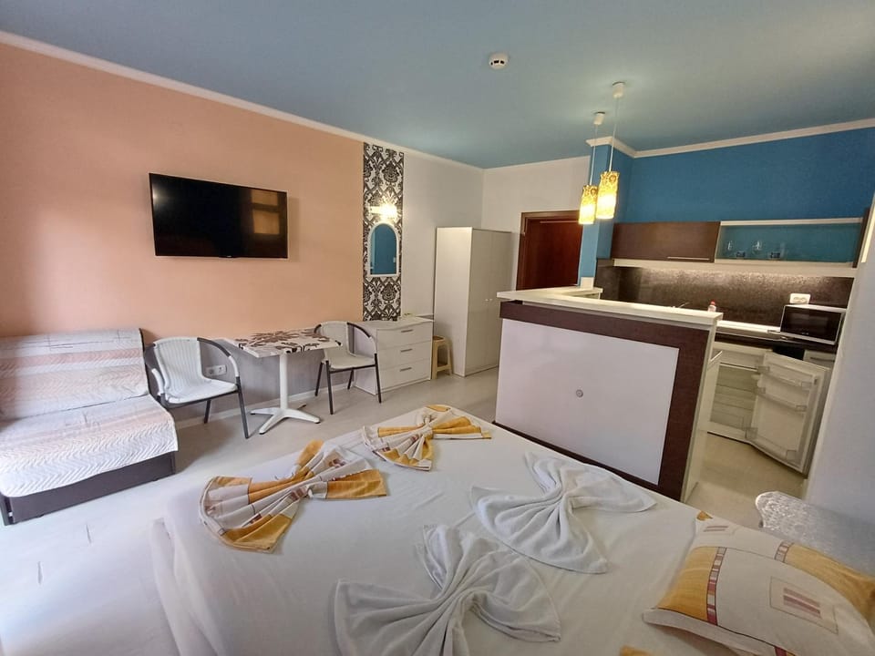Bed, Kitchen or kitchenette, Photo of the whole room, Seating area, Bedroom, minibar