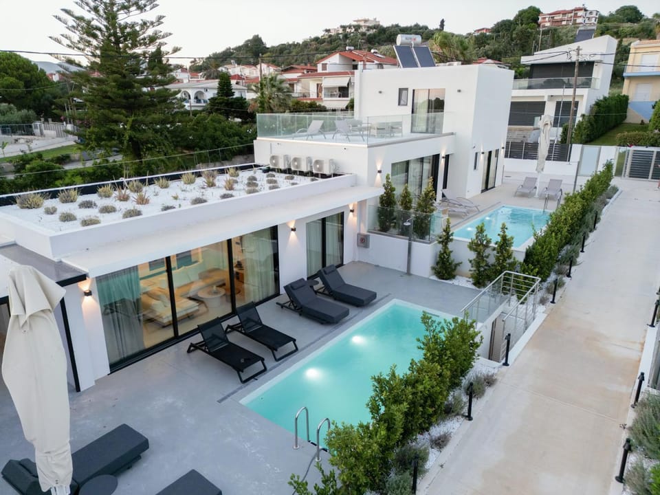 Property building, Patio, Day, Natural landscape, Balcony/Terrace, Pool view, Swimming pool, sunbed