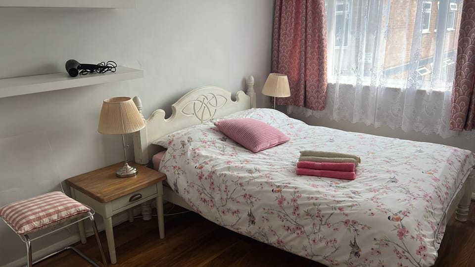 Bedroom, towels