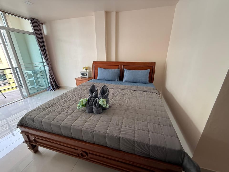 Bed, Photo of the whole room, Bedroom, safe, towels