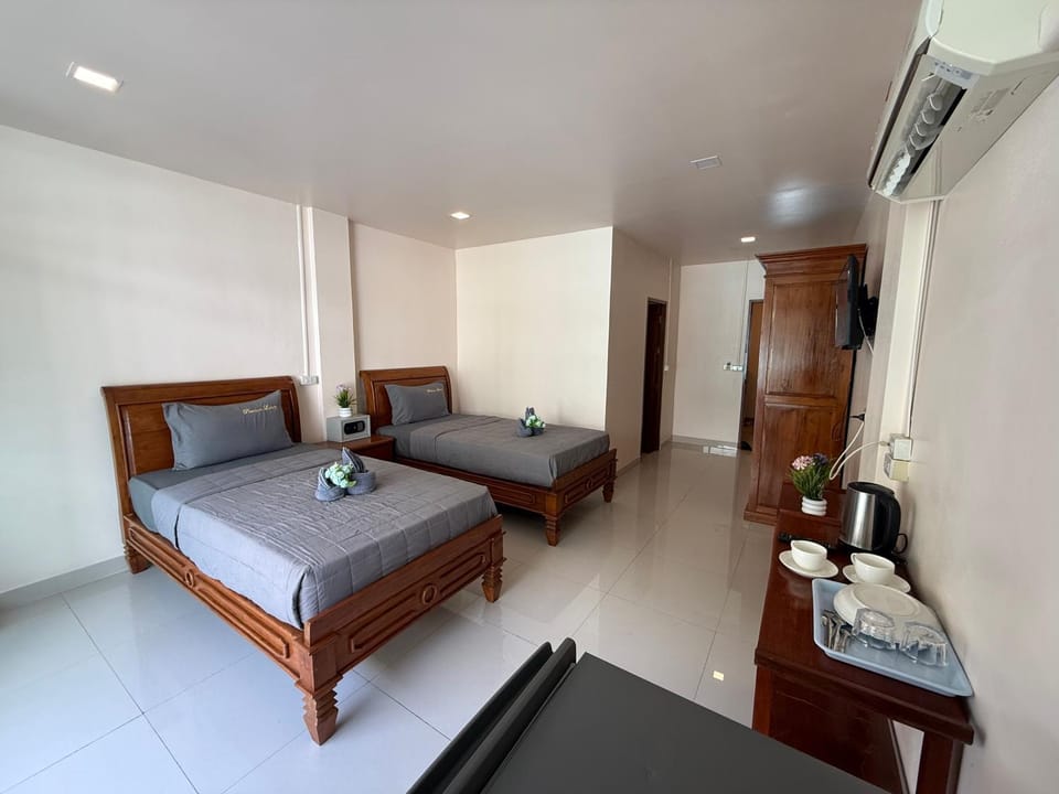 Bed, TV and multimedia, Coffee/tea facilities, Photo of the whole room, Bedroom, minibar, safe, towels
