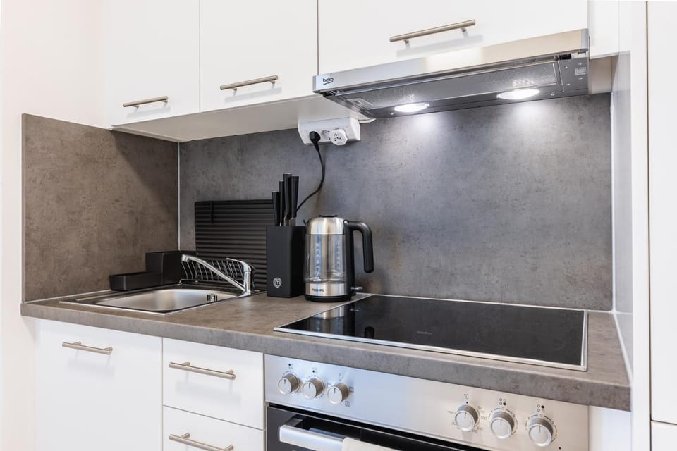 Coffee/tea facilities, Kitchen or kitchenette, stove